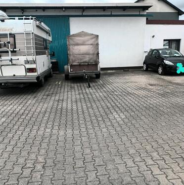 Foto - Ein Ausenstellplatz für Wohnwagen, Wohnmobil, Boote Trailer,