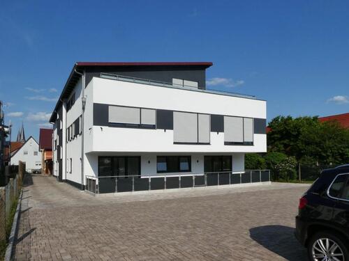 Foto - AUMÜLLER-Immobilien - Moderne energiesparsame 4-Zi-EG-Wohnung mit überdachtem Balkon und Carport