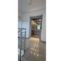 Neuwertige Wohnung mit großem Balkon, Einbauküche und Garage - Mönchengladbach West