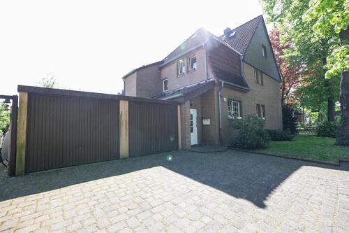 Foto - Großzügiges Einfamilienhaus Garage und Garten