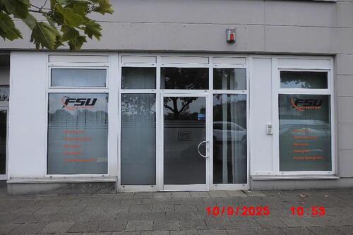 Foto - Sofort frei. BüroLadenlokal mit grosser Fensterfront in auffallender Lage