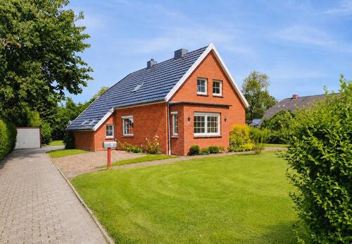 Foto - Zweifamilienhaus mit Wintergarten, Garage und zwei Blockhäusern
