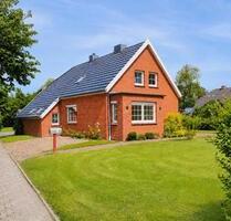 Zweifamilienhaus mit Wintergarten, Garage und zwei Blockhäusern - Krummhörn