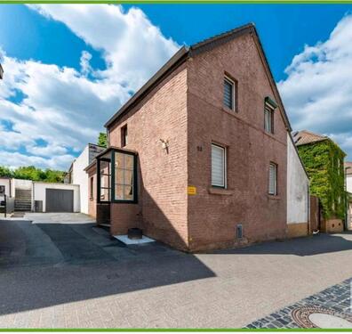 Foto - Einfamilienhaus mit großem Garten und Garage zu verkaufen