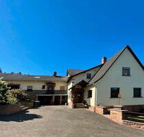 Gepflegtes Zweifamilienhaus mit Nebengebäude in Büdingen-Dudenrod