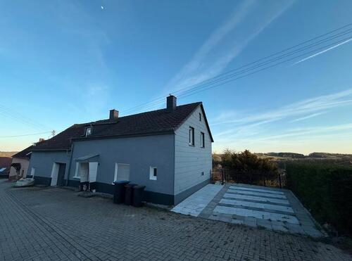 Foto - Freistehendes Einfamilienhaus mit Garage & großem Grundstück