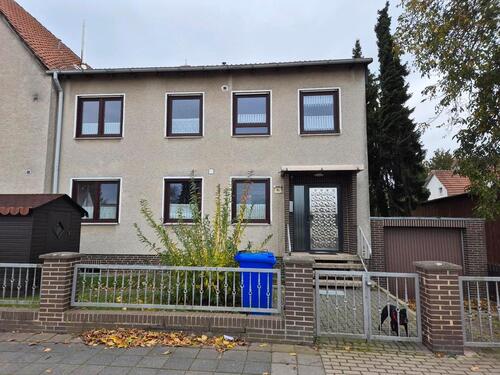 Foto - Ein-Zweifamilienhaus mit Keller, Garage und Garten