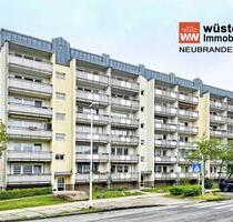 MIT EINBAUKÜCHE UND BALKON: RENOVIERTE UND HELLE DREI-RAUM-WOHNUNG MIT KELLERRAUM - Neubrandenburg