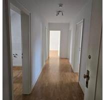 Helle Dachgeschoßwohnung in Uni - Nähe in Duisburg, WG geeignet!