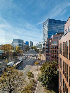 Foto - Arbeiten mit Ausblick: Fix Desk 247 direkt gegenüber dem Michel