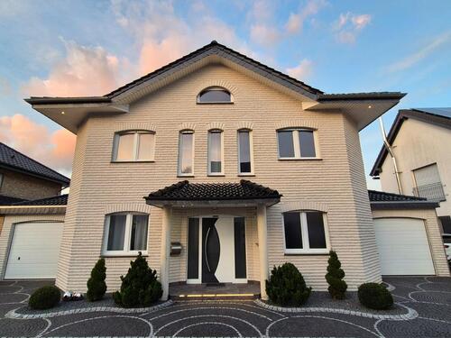 Foto - Exklusives Einfamilienhaus mit 2 Garagen