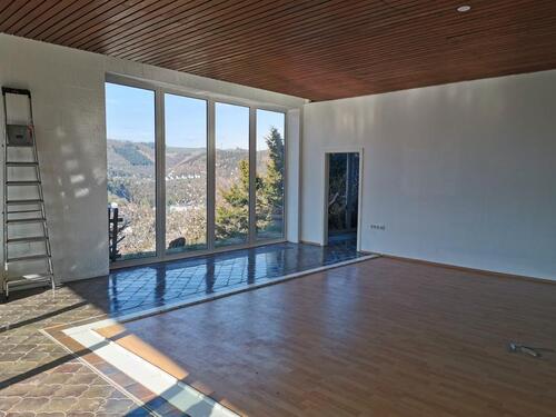 Foto - v. privat: 2­-Zimmer-Whg 151 m² Wfl. in EFH in ruhiger Höhenlage,