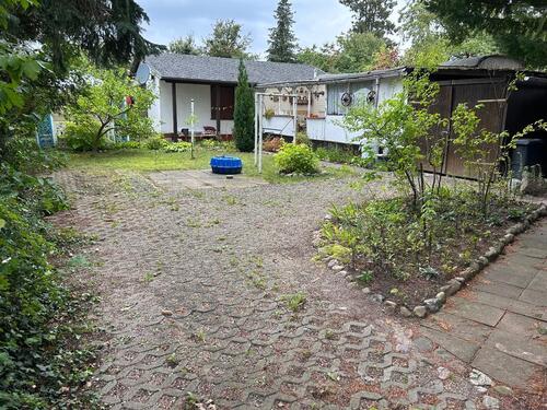 Foto - Baugrundstück mit kleinem massiven Wohnhaus