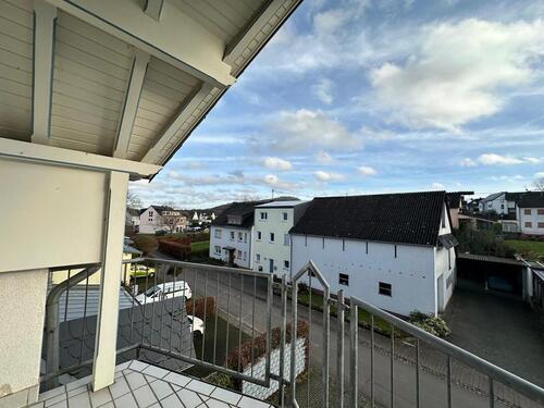 Foto - Willkommen in dieser charmanten Dachgeschosswohnung im 2. Obergeschoss, die durch ihre Helligkeit und freundliche Atmosphäre besticht. Die Wohnung bietet Ihnen auf einer großzügigen Fläche zwei...