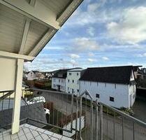 Willkommen in dieser charmanten Dachgeschosswohnung im 2. Obergeschoss, die durch ihre Helligkeit und freundliche Atmosphäre besticht. Die Wohnung bietet Ihnen auf einer großzügigen Fläche zwei... - Ürzig