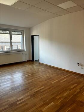 Foto - Büro und Hallenfläche mit bester Anbindung zu vermieten