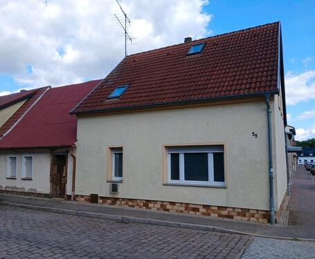Foto - Eckhaus mit Nachbarhaus und neuer Zufahrt, sanierungsbedürftig