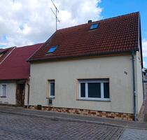 Eckhaus mit Nachbarhaus und neuer Zufahrt, sanierungsbedürftig - Aken (Elbe)