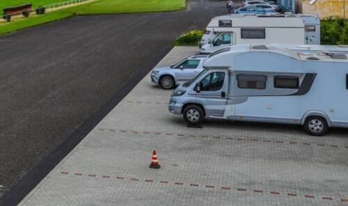 Foto - Stellplatz Parkplatz PKW - Wohnwagen - Wohnmobil - Anhänger