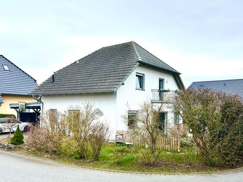 Foto - Einfamilienhaus mit Garten & Doppel-Carport