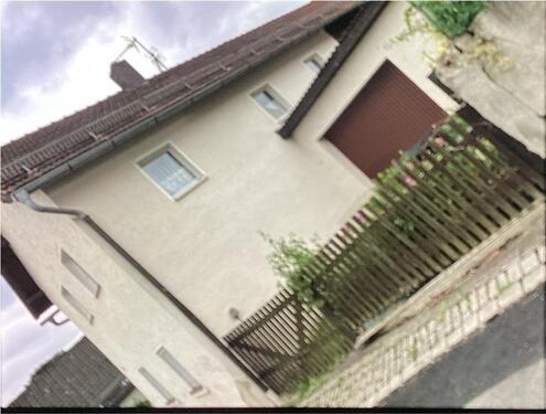 Foto - Altes kleines Bauernhaus mit Geschichte
