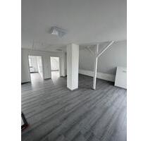Attraktive und Sanierte, 3 Zimmer Dachgeschosswohnung mit Balkon - Löhne