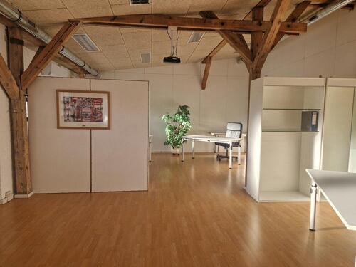 Foto - Moderner Büroraum in altem Speicher