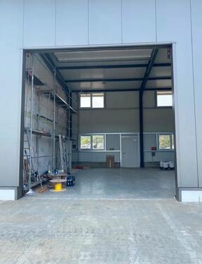 Foto - Stellplatz in beheizter Halle auch für LKW Womo geeignet