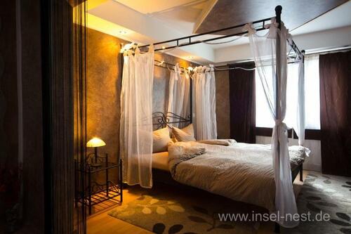 Foto - Whirlpoolsuite Himmelbett Kaminofen traumhafter Wohnlandschaft..