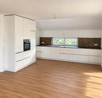 Erstbezug: Moderne Dachgeschosswohnung mit Einbauküche und Balkon - Kenn