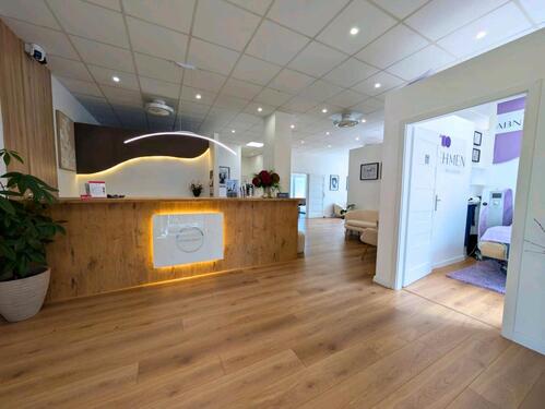 Foto - zwei voll ausgestattete Kosmetikräume in moderm Studio