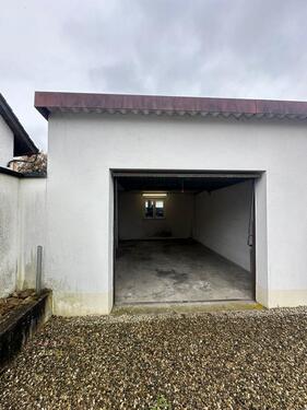 Foto - Garage in Emmendingen mit Stromanschluß Fenster Beleuchtet