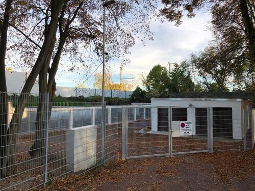 Foto - Motorrad Garage oder Lagerraum auf eingezäuntem Garagenhof