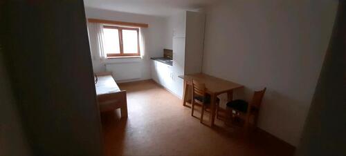 Foto - Zimmer möbliert mit Küche und Bad.