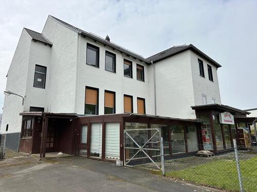 Foto - Großzügige 6-Zimmer-Wohnung mit Gartenanteil und 2 PKW-Stellplätzen