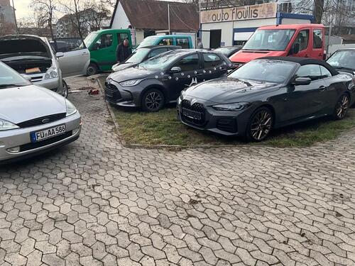 Foto - Gebrauchtwagenplatz für 30-40 Autos