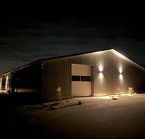 Renovierte Logistik-Lagerhalle mit Betonsohle und Sektionaltoren - Aukrug