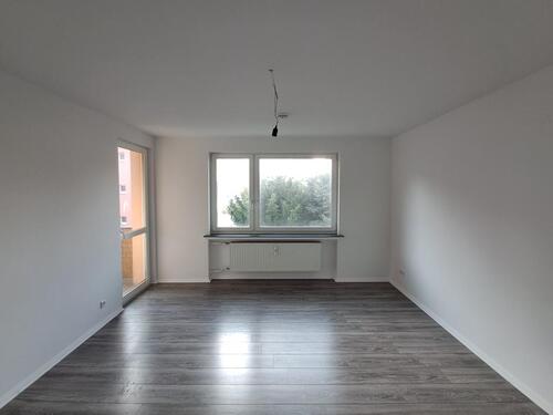 Foto - Anfragen NUR per E-Mail. Top Lage. 3-Zimmer Wohnung im 1-OG mit EBK und Balkon in Geestemünde-Komponistenviertel.