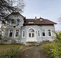 Historische Villa: 5 ZKB EG WHG mit KücheGarageGartenTerrasse - Bücken