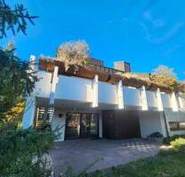 Architektenhaus in Hanglage: viel Platz, Ruhe & Potential - Leonberg