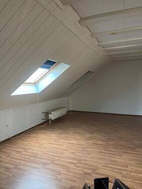 Foto - Geräumige Dachgeschosswohnung mit Einbauküche zu vermieten
