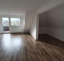 Renovierte 1,5-Zimmer-DG-Wohnung mit großem Balkon und Garage - Duisburg Rheinhausen