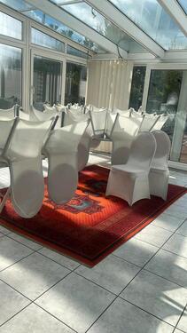 Foto - Garten mit Terasse Stühle Tisch Feiern Veranstaltung