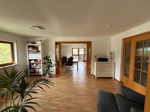 Foto - Geräumige 5-Zimmer-Wohnung mit 3 Balkonen, EBK, 2 Parkplätze 125