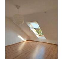 Ab sofort: 3-Zimmer-Wohnung mit 75 qm im Dachgeschoss incl. Küche - Bad Königshofen im Grabfeld