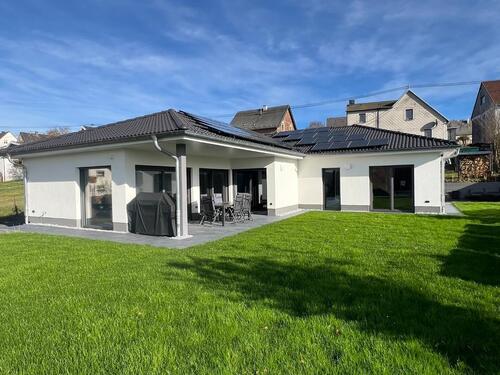 Foto - Neubau-Bungalow in Traumlage – Smart Home, PV, Garage, sofort
