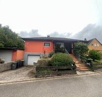 Bungalow in Antendorf mit Garten 693m² und 2 Garagen Keller frei! - Auetal