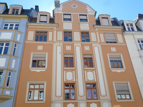 Foto - Frei ab 1.11. - zentrumsnahe 5-Zimmer-Wohnung (3. OG) in Hof - Süd-Balkon, Kellerabteil & Dachboden - ideal für WGs
