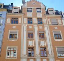 Frei ab 1.11. - zentrumsnahe 5-Zimmer-Wohnung (3. OG) in Hof - Süd-Balkon, Kellerabteil & Dachboden - ideal für WGs