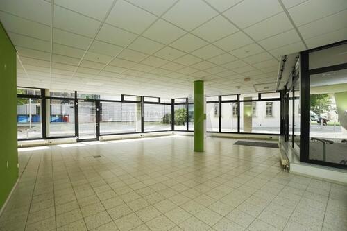 Foto - ++ NEU ++ Helle Gewerbefläche mit großen Schaufenstern in zentraler Lage